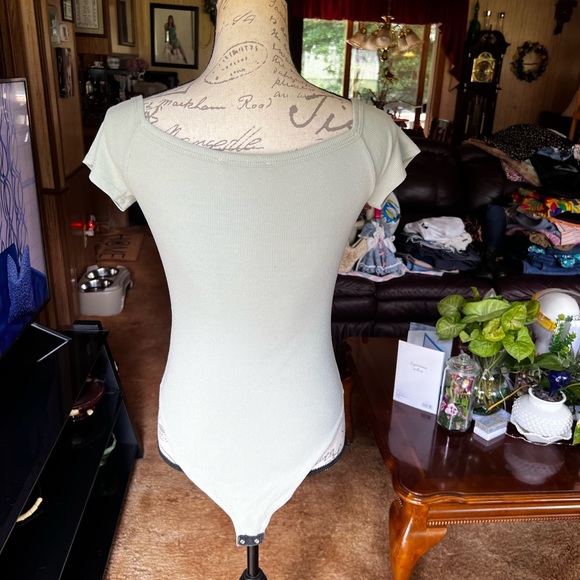 Woman’s gaze light green bodysuit - Picture 5 of 16